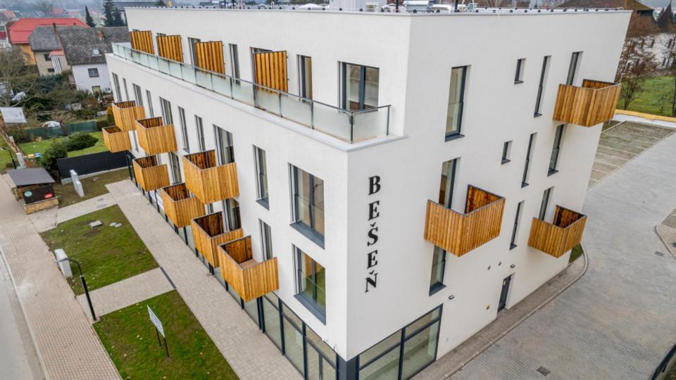 Apartman Nad Riekou Bešeňová Eksteriør billede