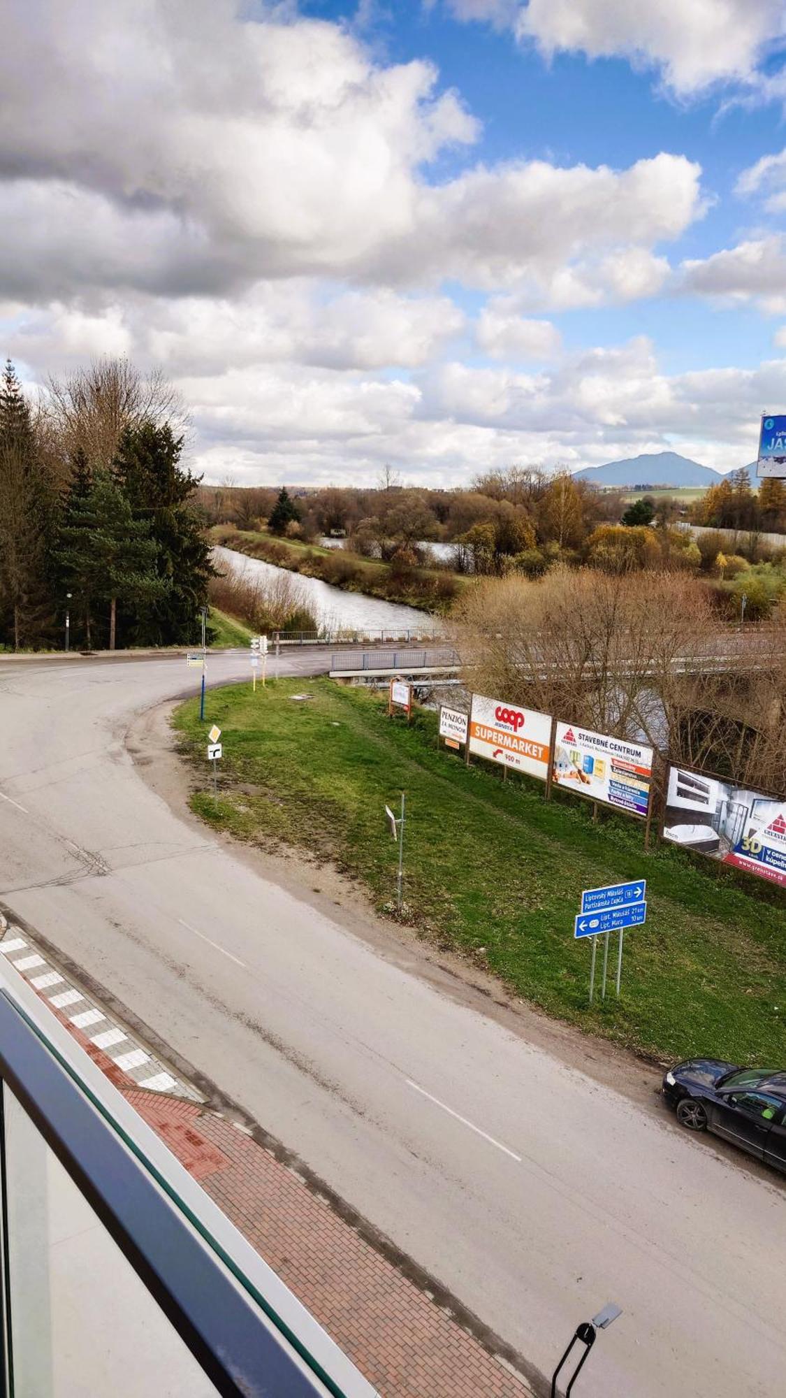 Apartman Nad Riekou Bešeňová Eksteriør billede