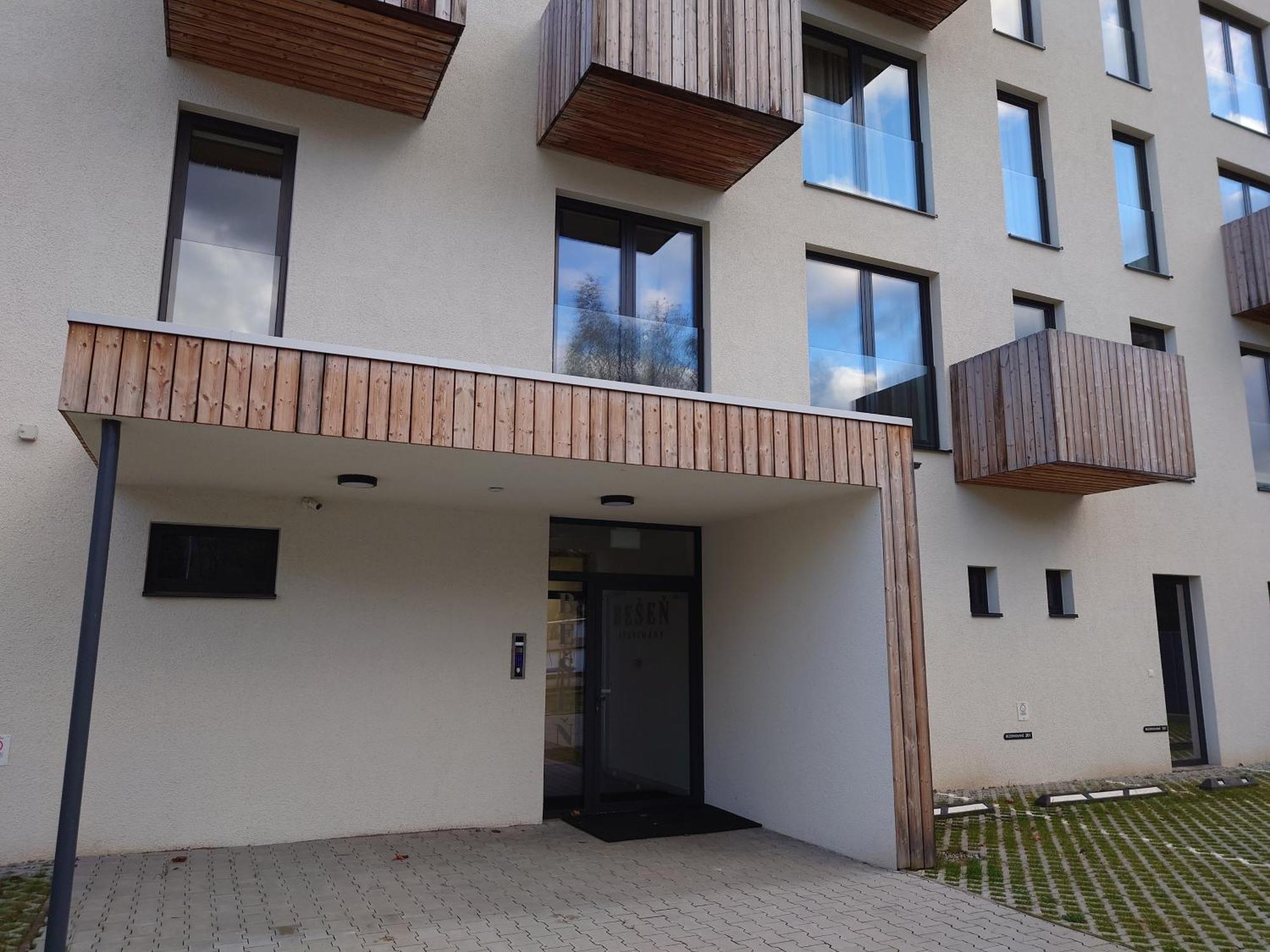 Apartman Nad Riekou Bešeňová Eksteriør billede